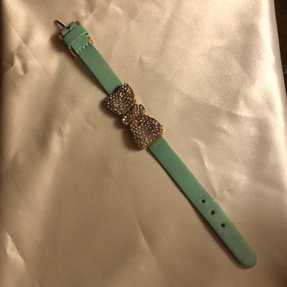 Faux leather and goldtone/rhinestone bow bracelet. Watchband closure & earrings - Picture 3 of 5